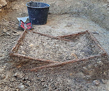 Freipräparierter Block mit Klappstuhl