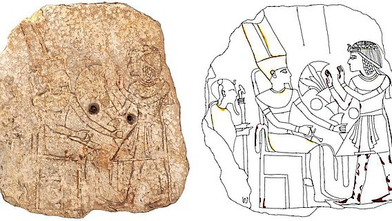 Bild der Vorderseite der Stele: Zu erkennen sind die altägyptischen Götter Amun und Chons sowie eine auf sie zugehende Königsfigur