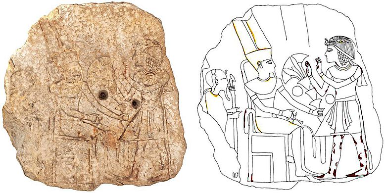 Bild der Vorderseite der Stele: Zu erkennen sind die altägyptischen Götter Amun und Chons sowie eine auf sie zugehende Königsfigur