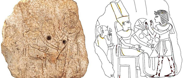 Bild der Vorderseite der Stele: Zu erkennen sind die altägyptischen Götter Amun und Chons sowie eine auf sie zugehende Königsfigur