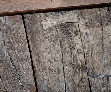 Mittelalterliche Schiffsbohlen in der Konstanzer Kellerdecke