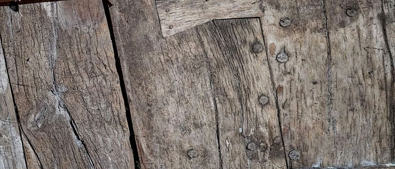 Mittelalterliche Schiffsbohlen in der Konstanzer Kellerdecke