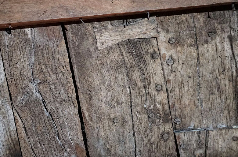 Mittelalterliche Schiffsbohlen in der Konstanzer Kellerdecke Mittelalterliche Schiffsbohlen in der Konstanzer Kellerdecke