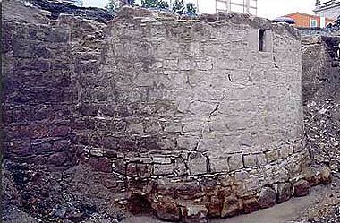 Abb. 4 Turmfundament der Stadtmauer des 15. Jhd. © Landesamt für Archäologie Sachsen Abb. 4 Turmfundament der Stadtmauer des 15. Jhd. © Landesamt für Archäologie Sachsen