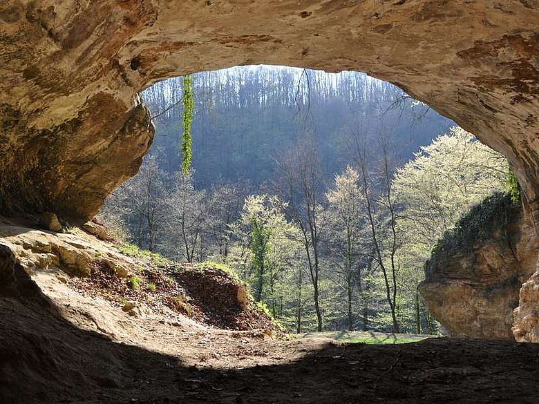 Eingang der Vindija-Höhle in Kroatien