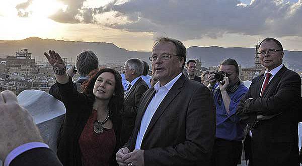 Bundesentwicklungsminister Dirk Niebel und Iris Gerlach beim Besuch der Altstadt von Sanaa (Foto: DAI)