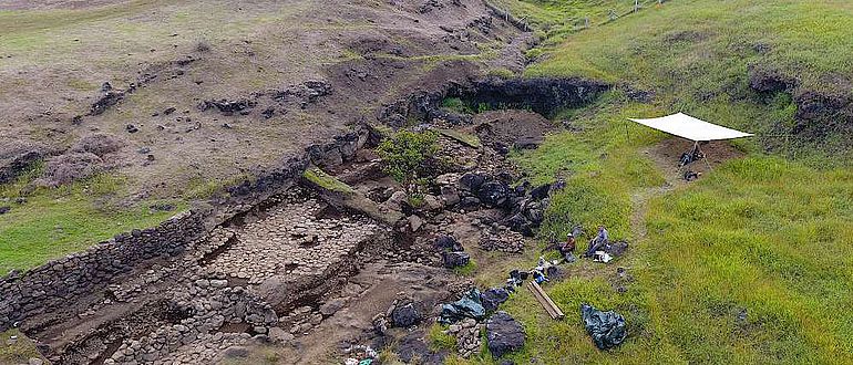 Drohnenaufnahme des Nordabschnitts des Fundplatzes mit Wasserfall und gepflasterten monumentalen Terrassen