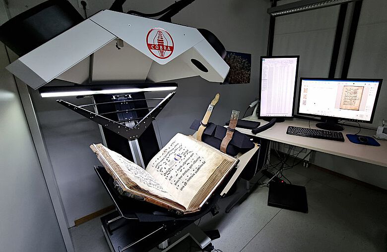 Der Cobra-Scanner ist Teil einer Digitalisierungsstation in der UB Mainz