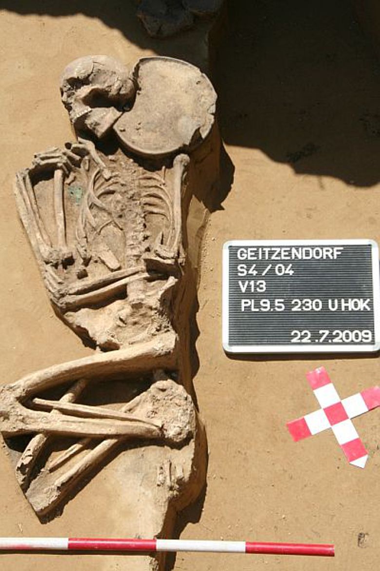Detail des nicht beraubten Grabes mit dem Bronzedolch und der Bronzenadel des Gräberfeldes von Geizendorf (Foto: NÖ Museum für Urgschichte)