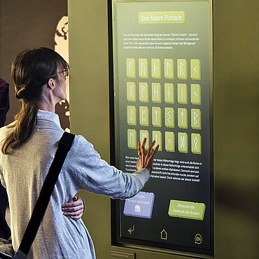 interaktive Touchscreen-Station im Varusschlacht-Museum in Bramsche