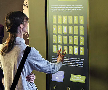 interaktive Touchscreen-Station im Varusschlacht-Museum in Bramsche