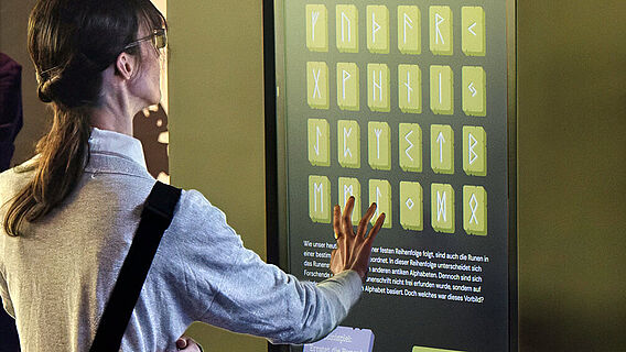 interaktive Touchscreen-Station im Varusschlacht-Museum in Bramsche