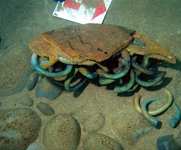 Einige der 313 Manillen, die von der Sociedad de Ciencias Aranzadi von einem flämischen Handelsschiff ausgegraben wurden, das 1524 vor Getaria im Baskenland in Nordspanien verschollen ging