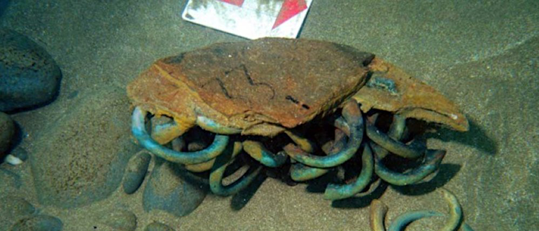 Einige der 313 Manillen, die von der Sociedad de Ciencias Aranzadi von einem flämischen Handelsschiff ausgegraben wurden, das 1524 vor Getaria im Baskenland in Nordspanien verschollen ging