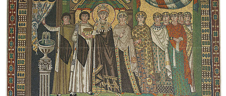 Diese Darstellung Kaiserin Theodoras, die einen prunkvollen Messkelch trägt, zählt zu den bekanntesten Motiven byzantinischer Kunst.