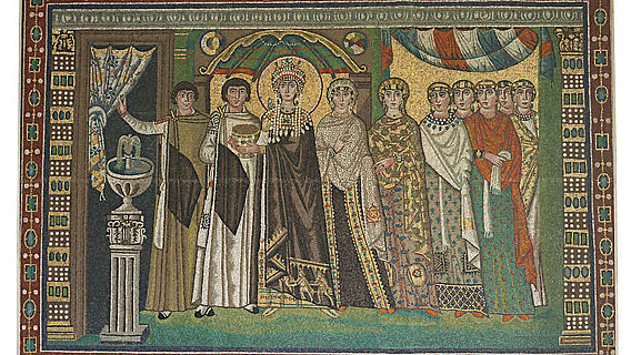 Diese Darstellung Kaiserin Theodoras, die einen prunkvollen Messkelch trägt, zählt zu den bekanntesten Motiven byzantinischer Kunst.