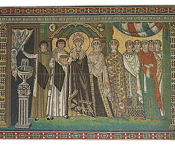 Diese Darstellung Kaiserin Theodoras, die einen prunkvollen Messkelch trägt, zählt zu den bekanntesten Motiven byzantinischer Kunst.