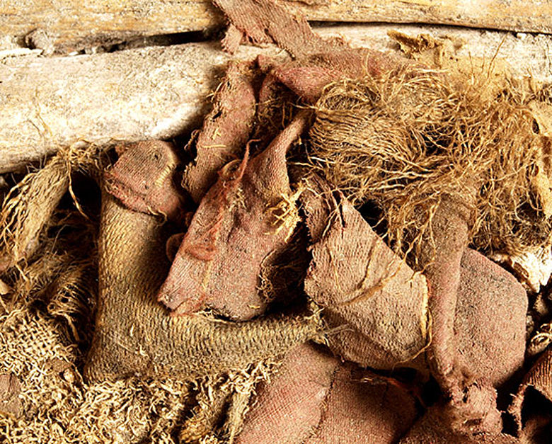 Fragmente der aus dem Bleisarg geborgenen Textilien, zumeist aus Seide