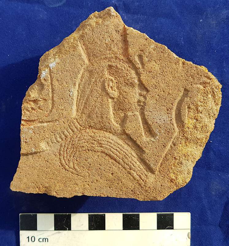 ines der gefundenen Fragmente: Echnaton als Sphinx