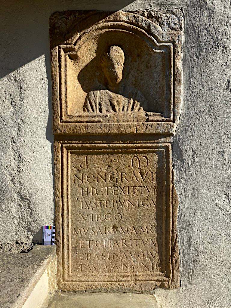 Grabmonument der 12-jährigen Erasina aus Kärnten mit Epigramm