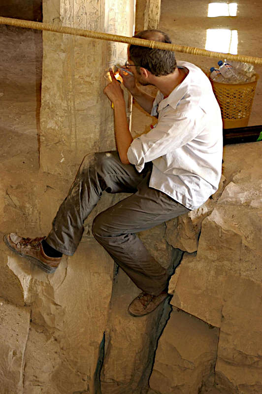 Ludwig Morenz beim Entziffern der Inschriften des Felsgrabs des Anchtifi von Hefat