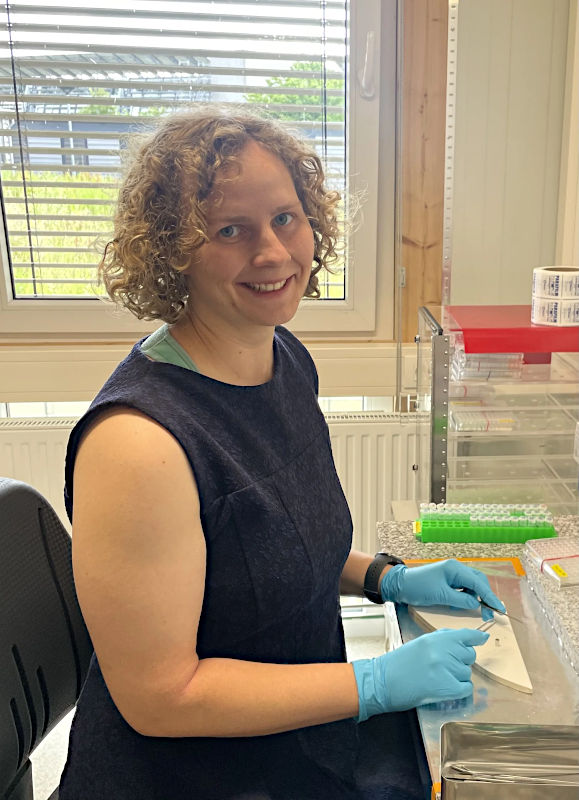 Fiona Walker-Friedrichs bereitet Proben für die Isotopenmessungen vor Fiona Walker-Friedrichs bereitet Proben für die Isotopenmessungen vor